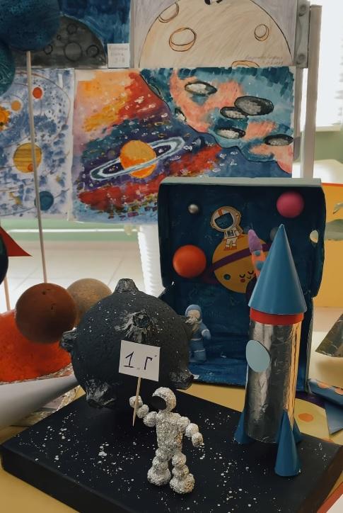 Выставка рисунков ко Дню космонавтики