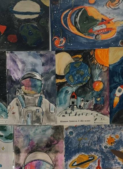 Выставка рисунков ко Дню космонавтики